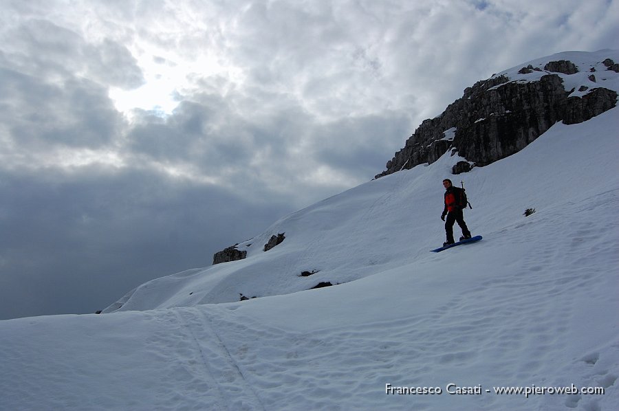 03 Snowboarder e sullo sfondo le nubi.JPG